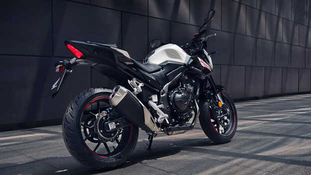 CB500 Hornet háromnegyedes hátulnézetből, az oldaltámaszára döntve